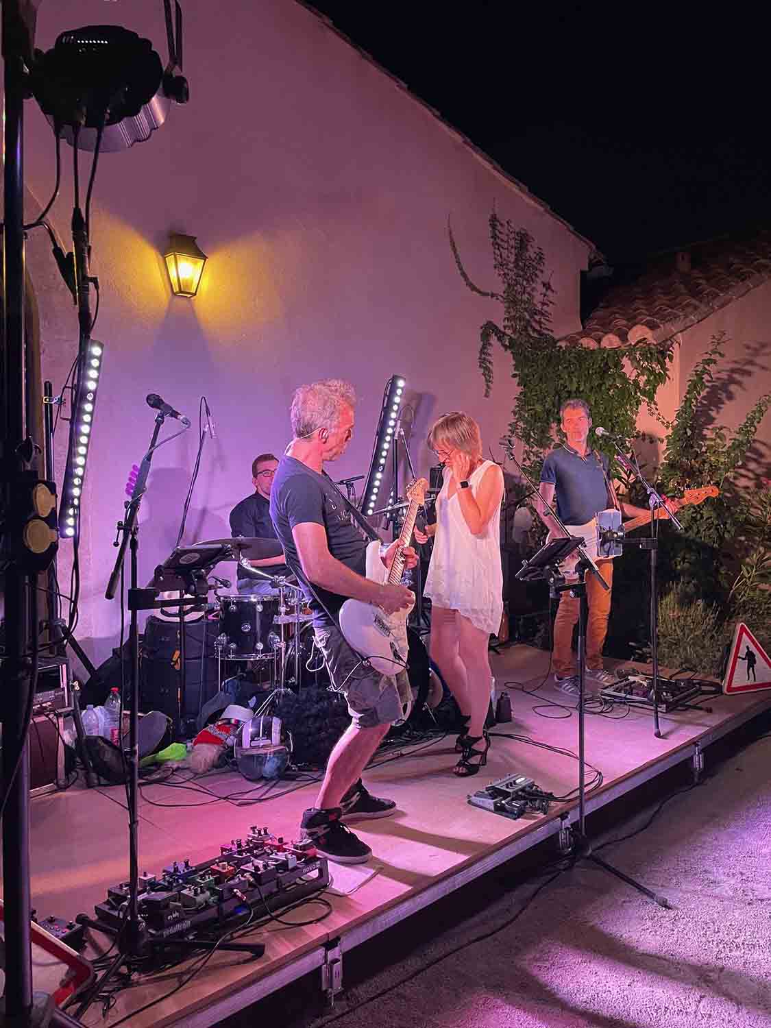 Namas Pamous performing live at Château de Mille in the Luberon