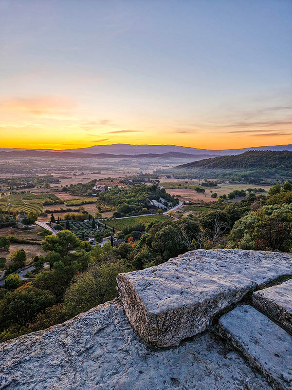 Gordes - Walk to the Col de Gordes Guided walk to the Col de Gordes