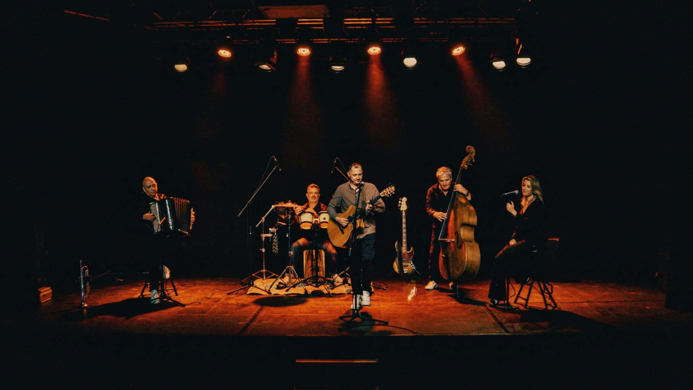 Malfitan performing on stage at Le Grenier, MJC de Cavaillon