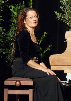 Nathalie Costecalde playing violin during a chamber music concert in Cavaillon