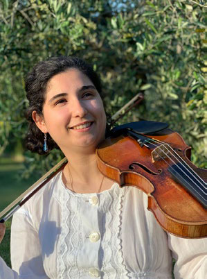 Hélène Andréozzi at the piano during a chamber music concert in Cavaillon