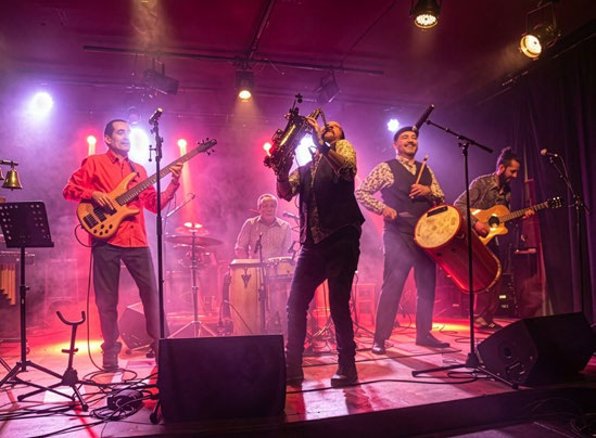 Cortesia performing live in Cavaillon