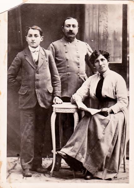 Historic photograph illustrating the Portrait de famille workshop in Lauris