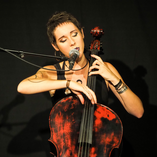 Hélène Piris with her cello for Octobre en Chansons 2026 in Cavaillon