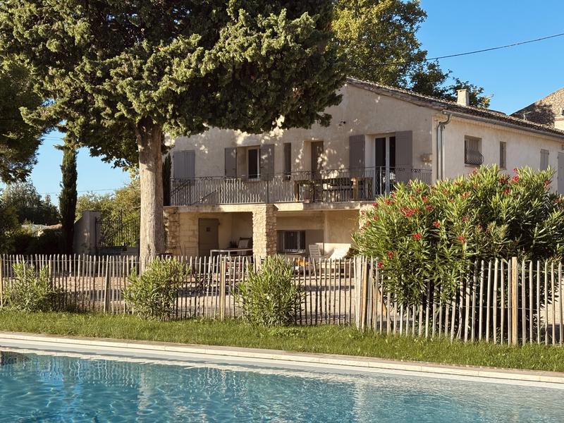 Maison Poumo and its swimming pool in the garden