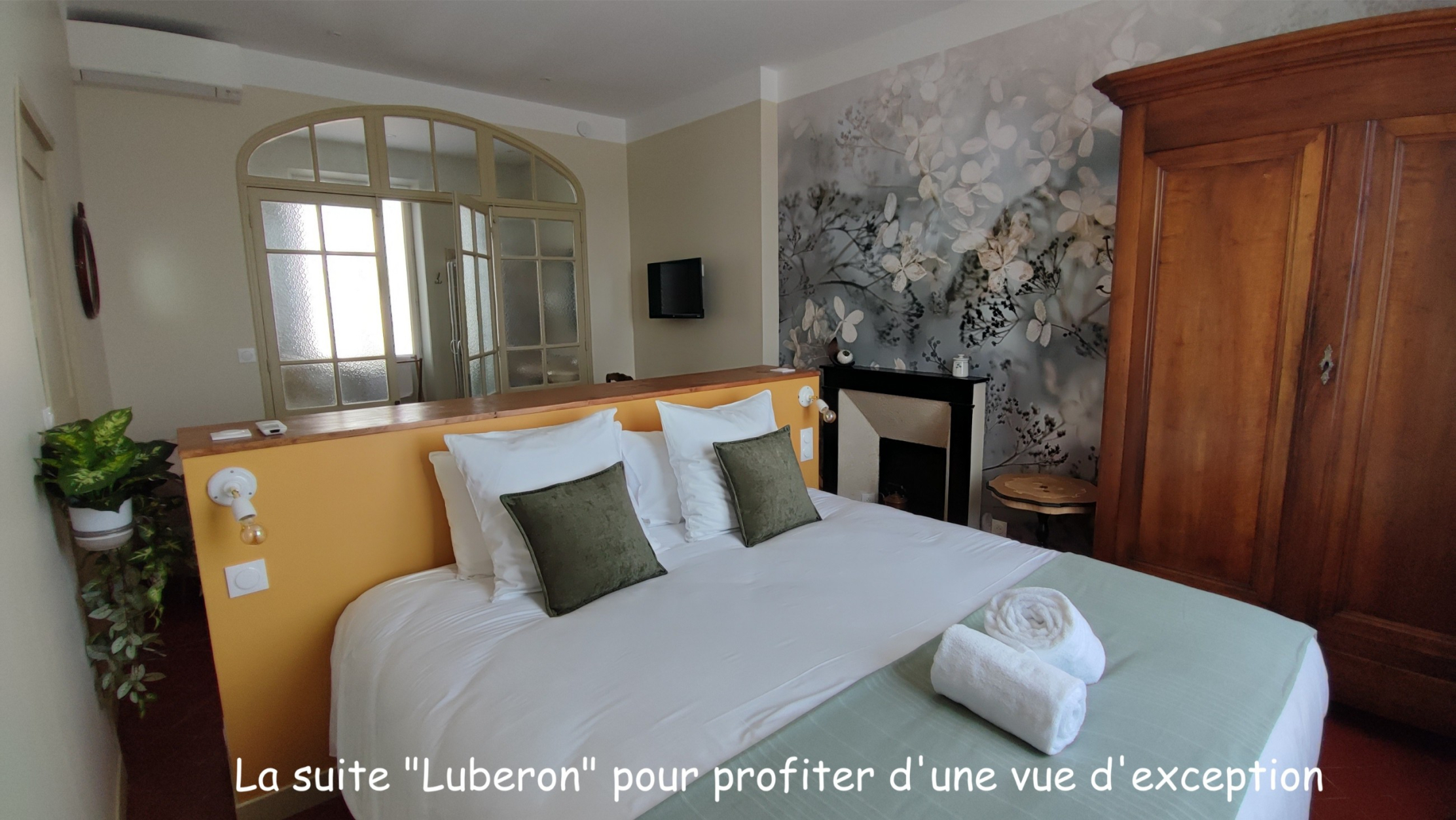Luberon Suite with a double bed and contemporary decor