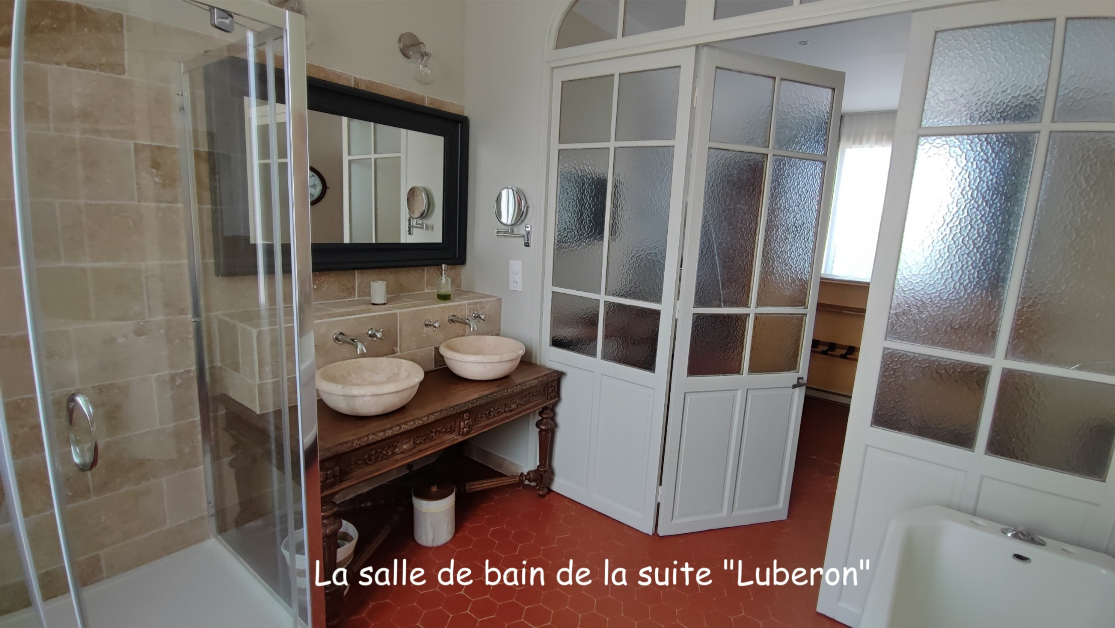 Bathroom in the Luberon Suite with bathtub, shower and double washbasin