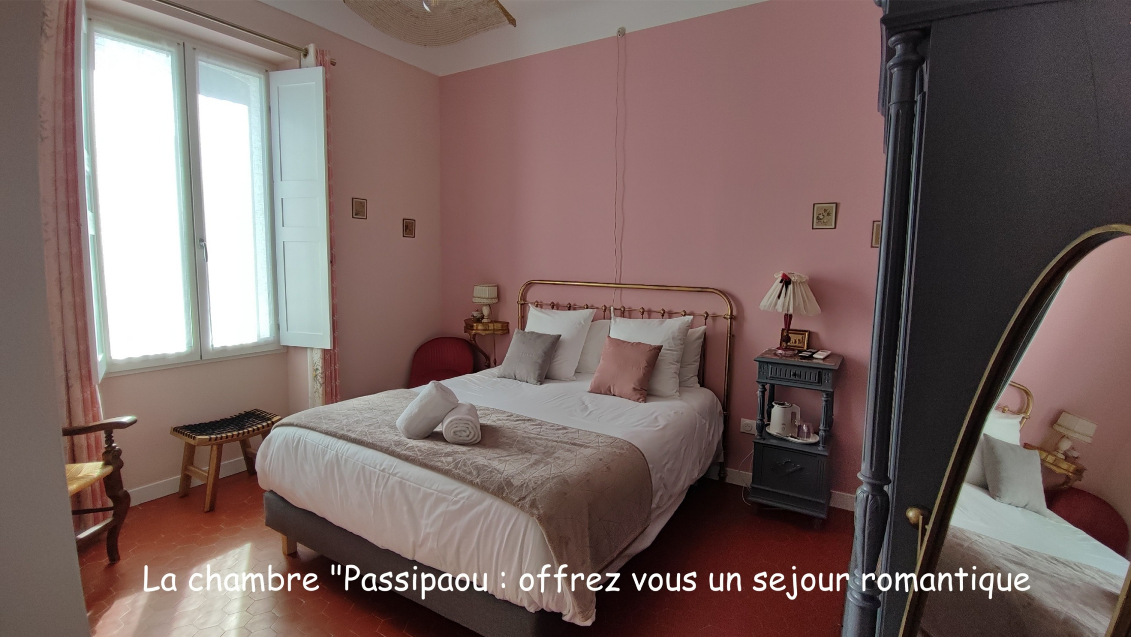 Passipaou guest room with pink walls