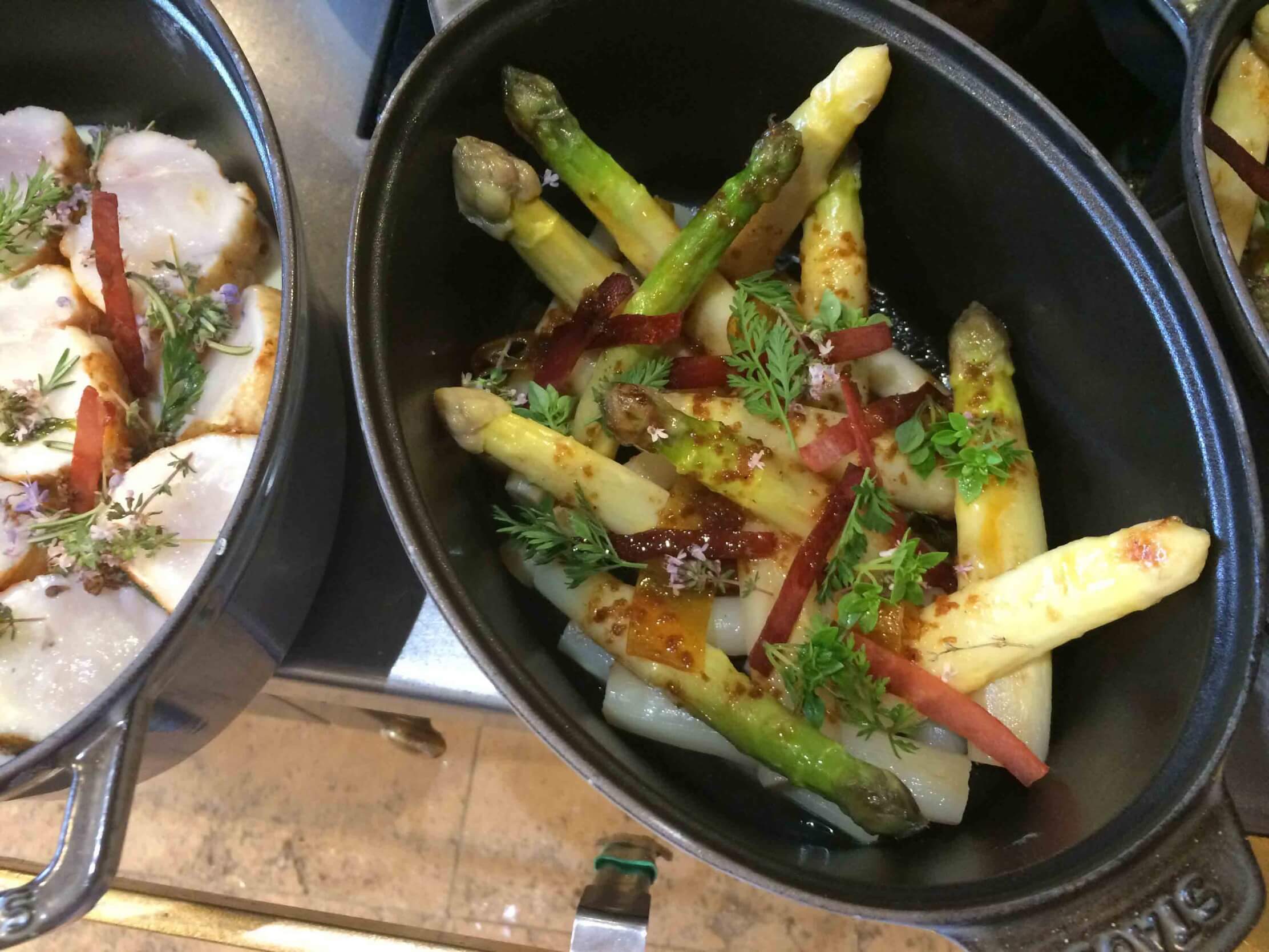 Green asparagus from Ménerbes with thyme blossom by Chef François Martin - La Bastide de Marie in Ménerbes