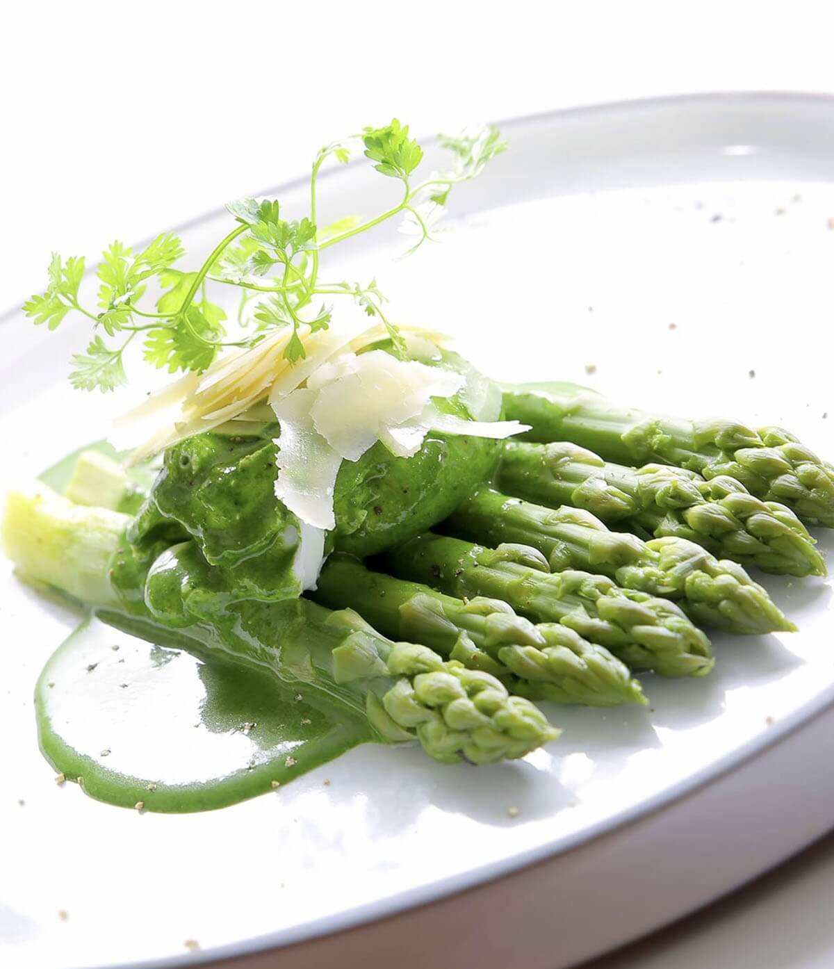 Asparagus bouquet by Chef Daniel Hebet - Le Jardin du Quai in L’Isle-sur-la-Sorgue