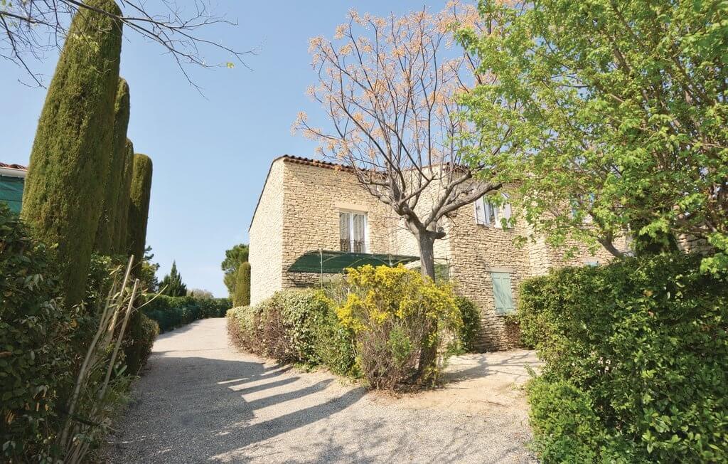 Ferienwohnung in Gordes in einem Steingebäude mit Garten und Zufahrtsweg, im Herzen des Luberon