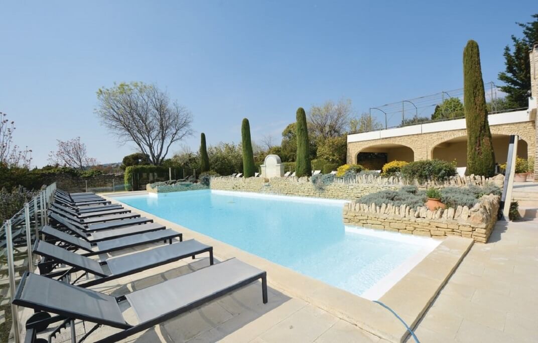 Außenpool der Ferienwohnung in Gordes mit Sonnenliegen und angelegtem Garten, im Luberon