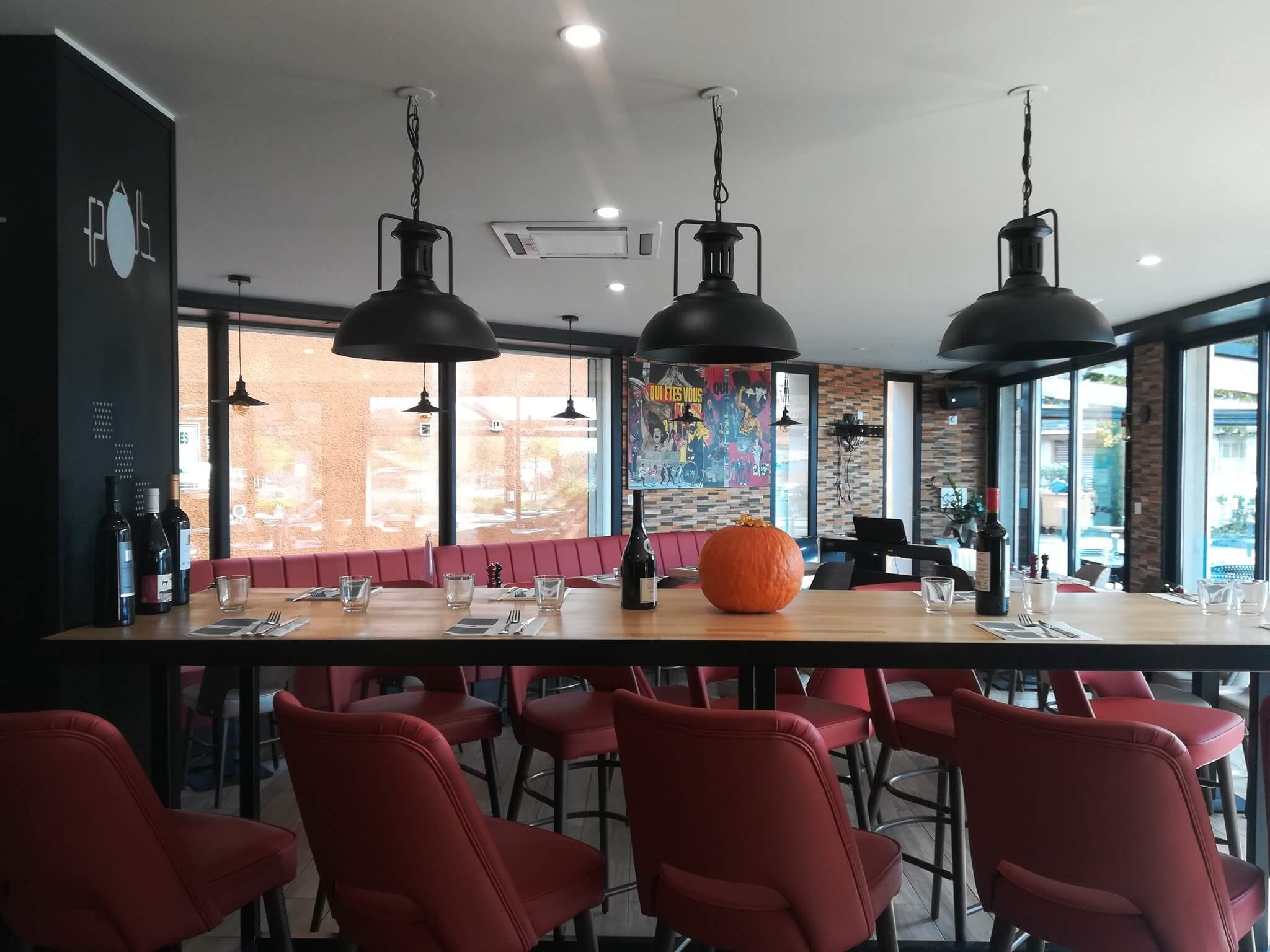 Modern indoor dining room of Pascal Ô Bistrot in Maubec Modern indoor dining room of Pascal Ô Bistrot in Maubec