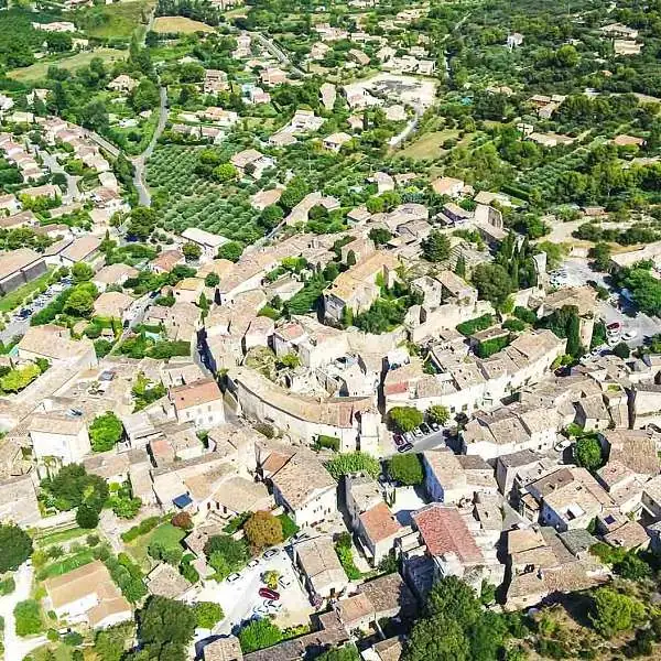 Lagnes, a discreet village