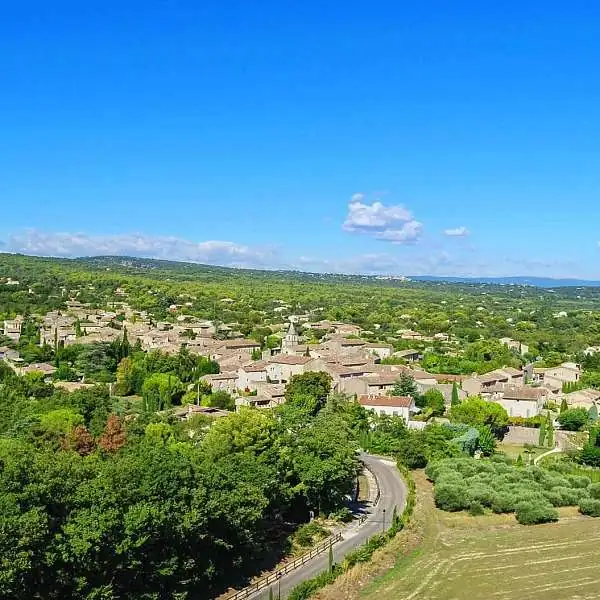 Cabrières d'Avignon, between dry stone, scrubland and cedar