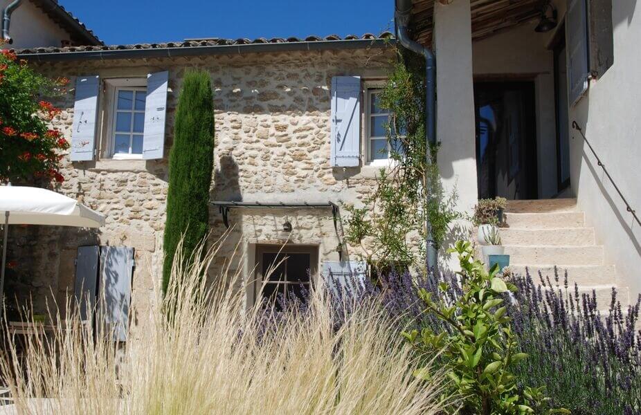 La Maison Magnarelles, Provençal guest house in Maubec, Luberon Traditional Provençal stone house La Maison Magnarelles in Maubec, Luberon