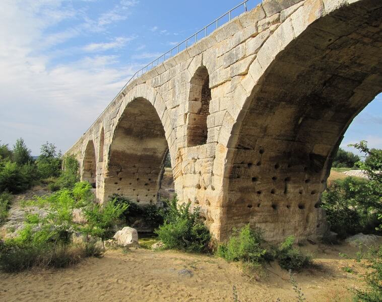 Arches en plein cintre du Julien Bridge in Bonnieux