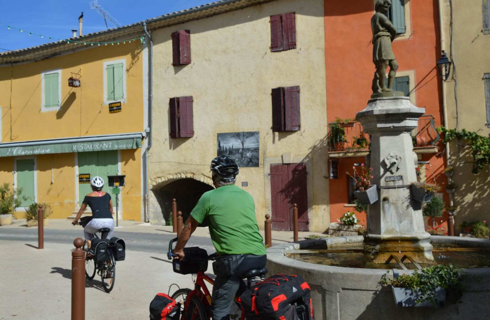 Around the Luberon by bike route through hilltop villages and Provençal landscapes