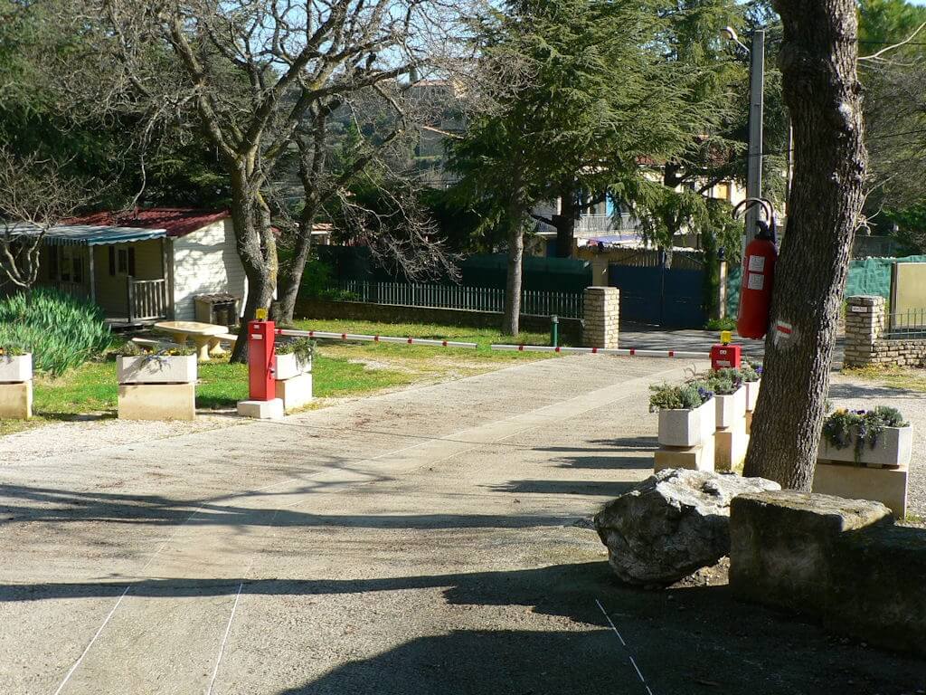 Alley and access to the Les Royères du Prieuré campsite in Maubec in Luberon