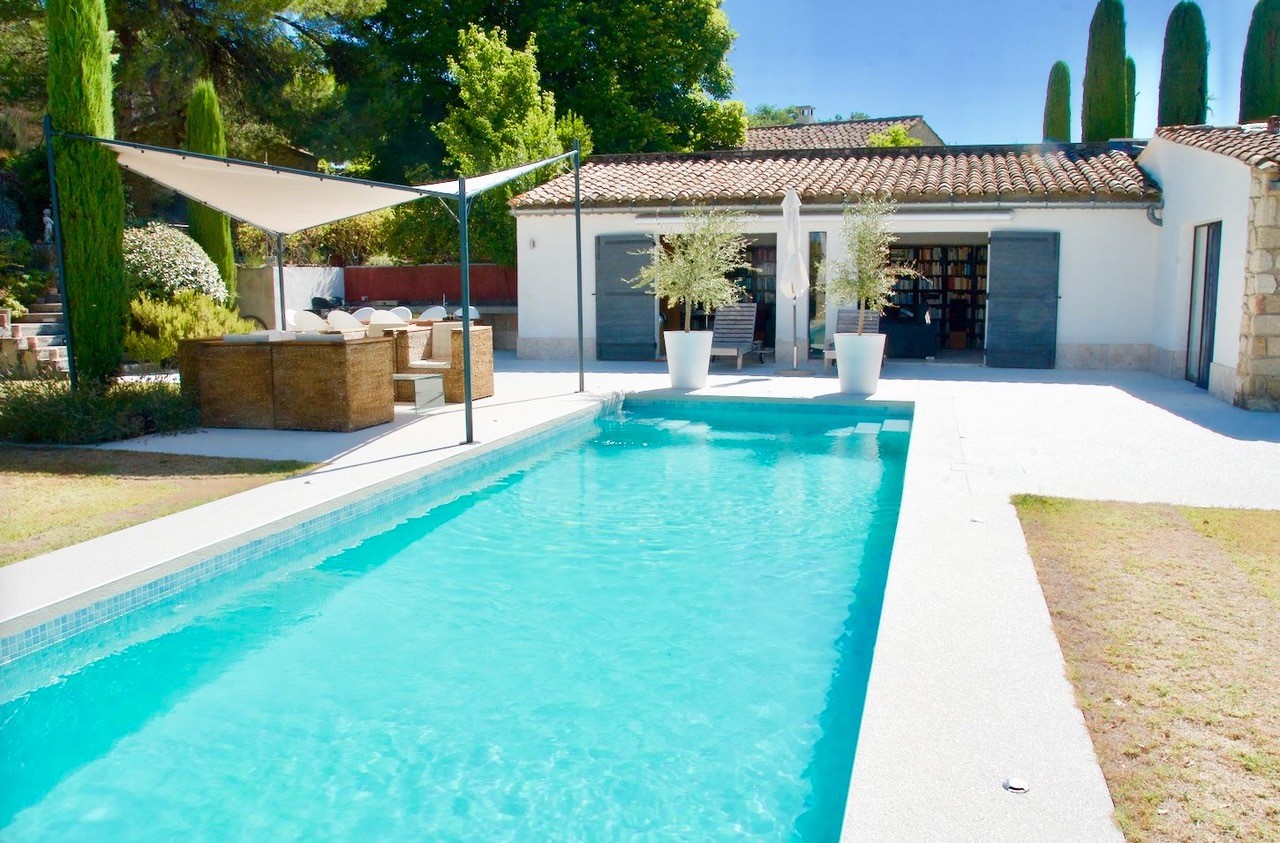 Maison Bertuli Les Cerisiers in Oppède, heated lap pool and pool house