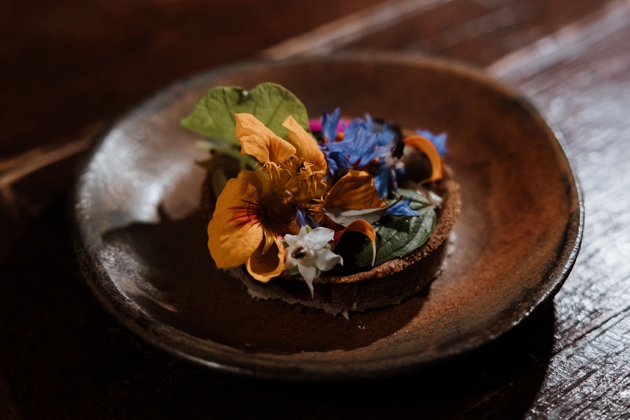 Refined gluten-free gourmet dish with flowers at the Michelin-starred restaurant Le Goût du Bonheur