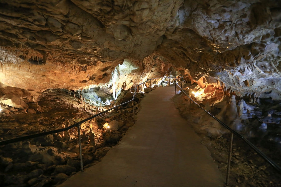Galeries naturelles et concrétions des Thouzon caves in Thor