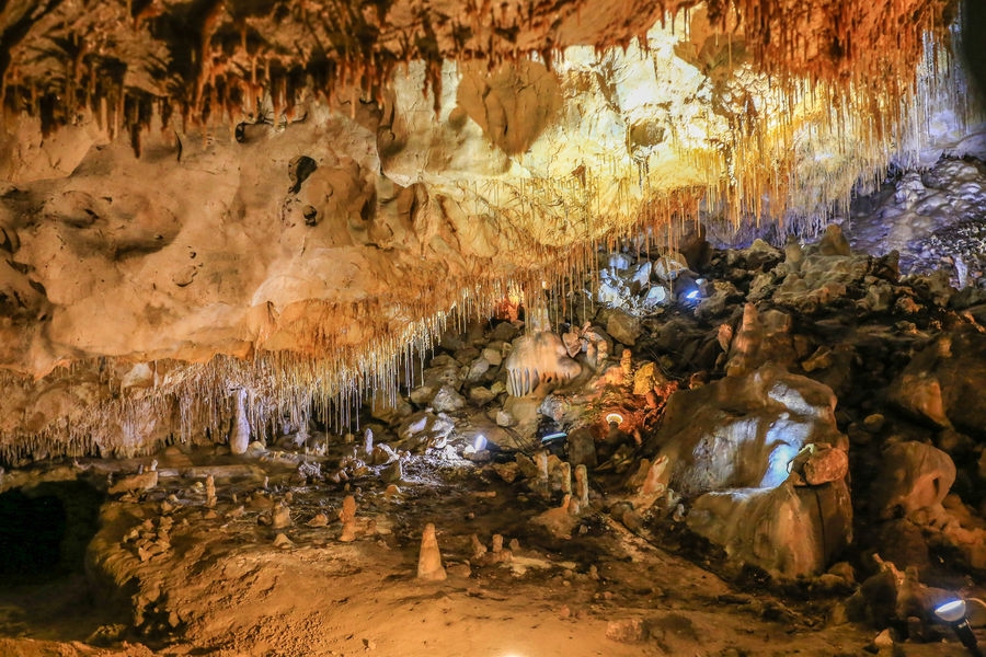Famille en visite dans les Thouzon caves in Thor