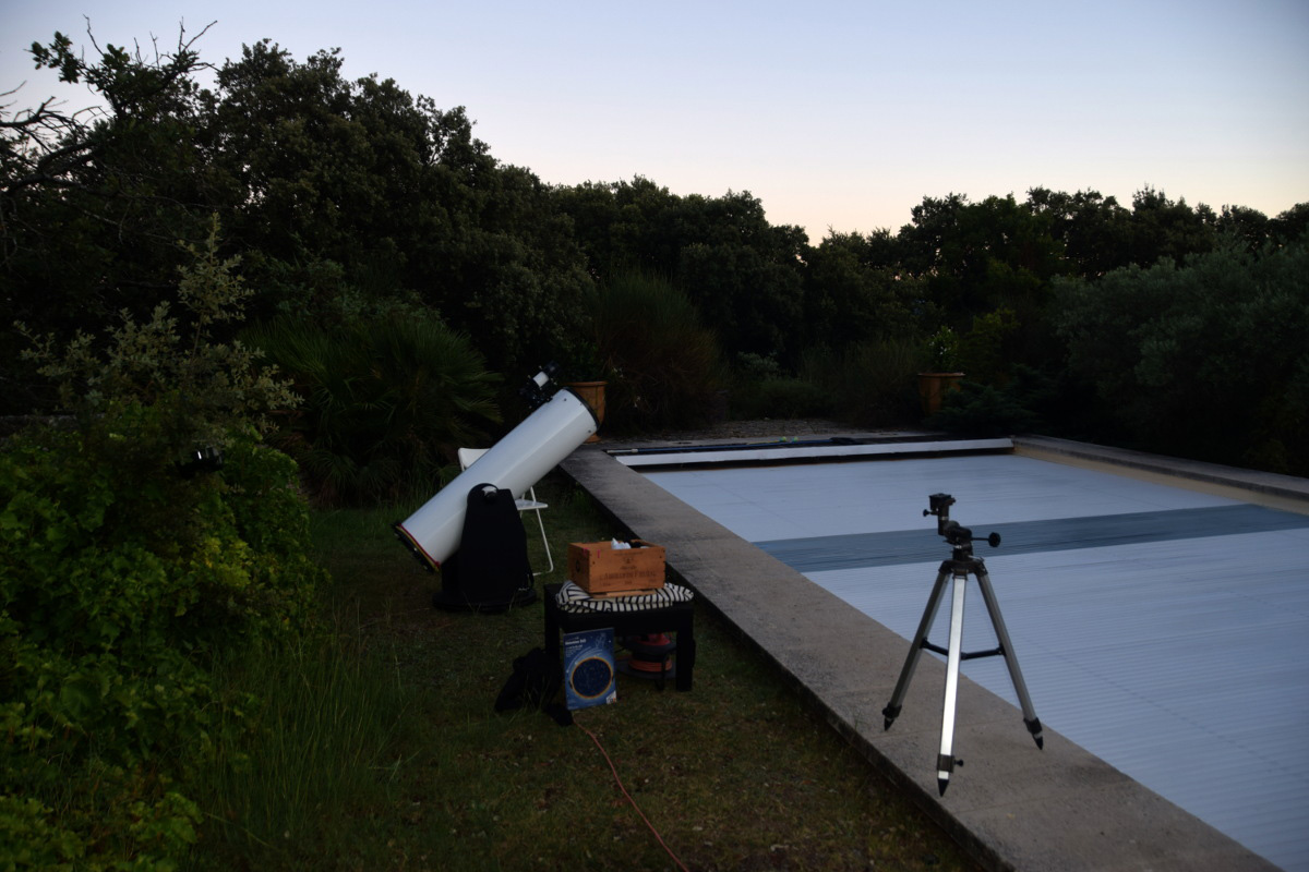 A tailor-made evening under the stars with Astrolub Provence Telescope set up for a stargazing evening in a garden in Provence