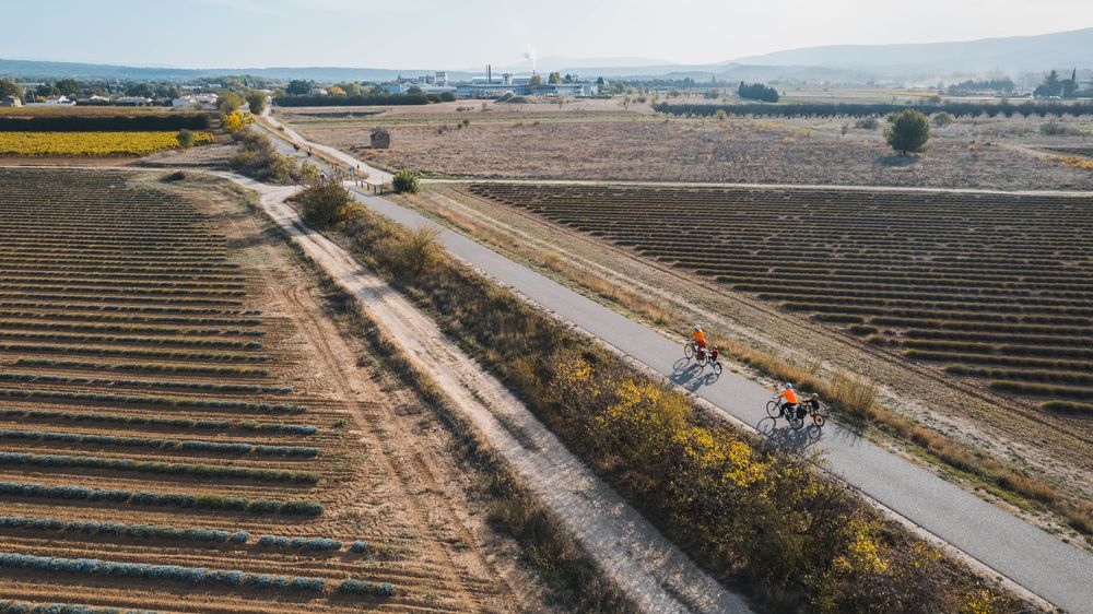 Cycling route Mérindol Lauris Cadenet Mallemort Cyclist on a cycling route at the foot of the Luberon between Mérindol, Lauris, Cadenet and Mallemort