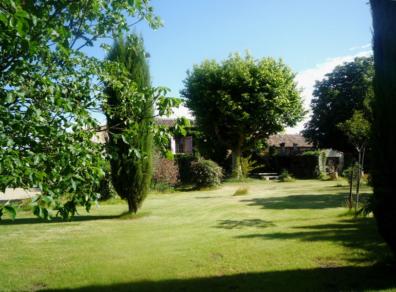 Garden of Mas des 2 Fontaines in Robion in the Luberon
