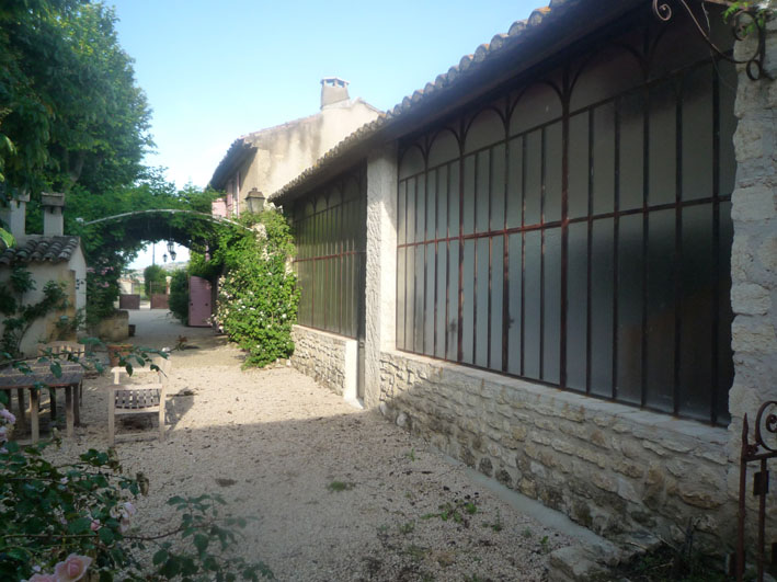 Outdoor terrace of the Thym & Romarin gîte at Mas des 2 Fontaines