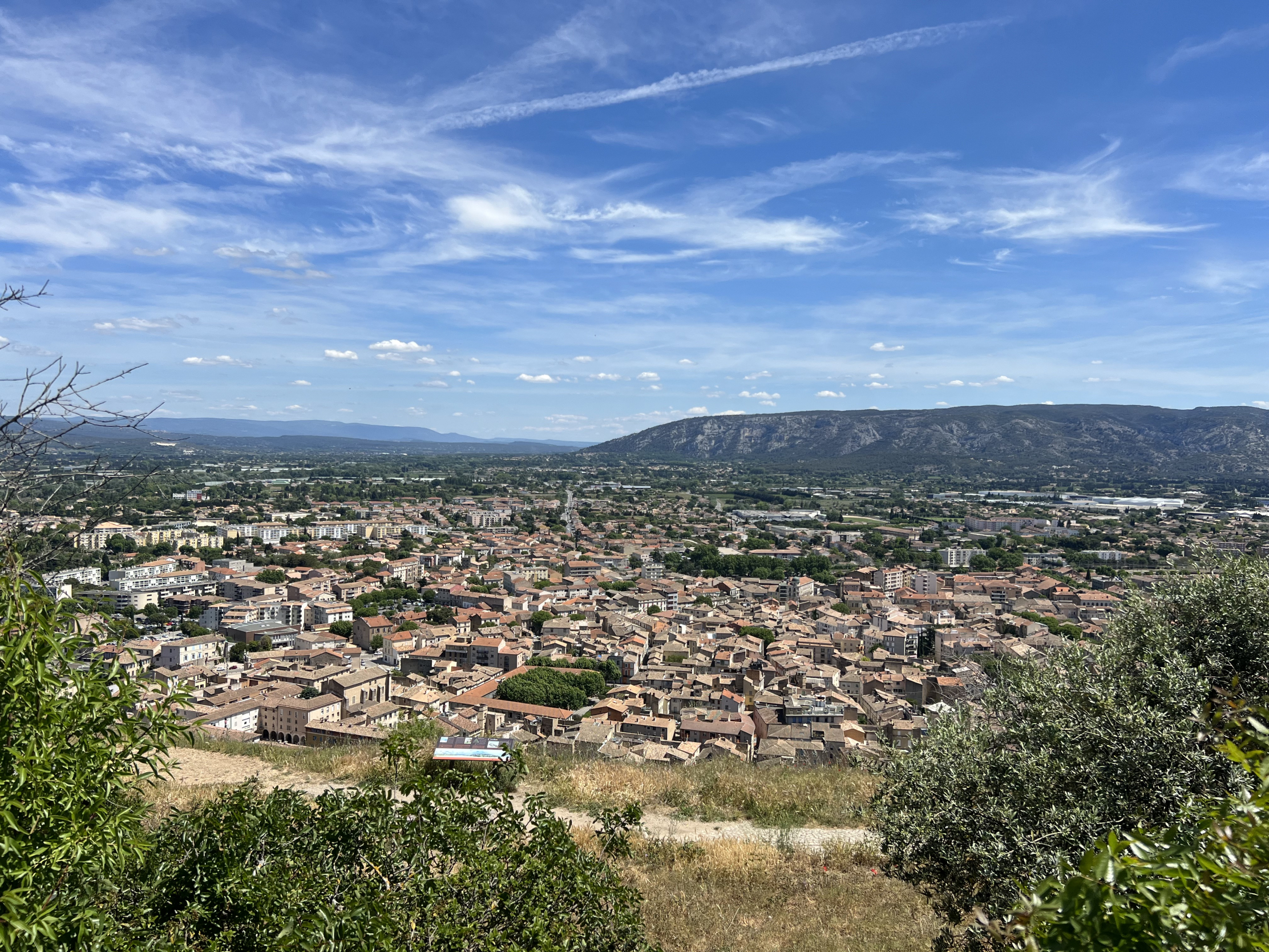 An exceptional panorama over Cavaillon and the Luberon from Saint-Jacques Hill Wide 360° panorama over the town of Cavaillon and the Durance Valley, stretching towards the Alpilles and Mont Ventoux under a blue sky dotted with clouds.