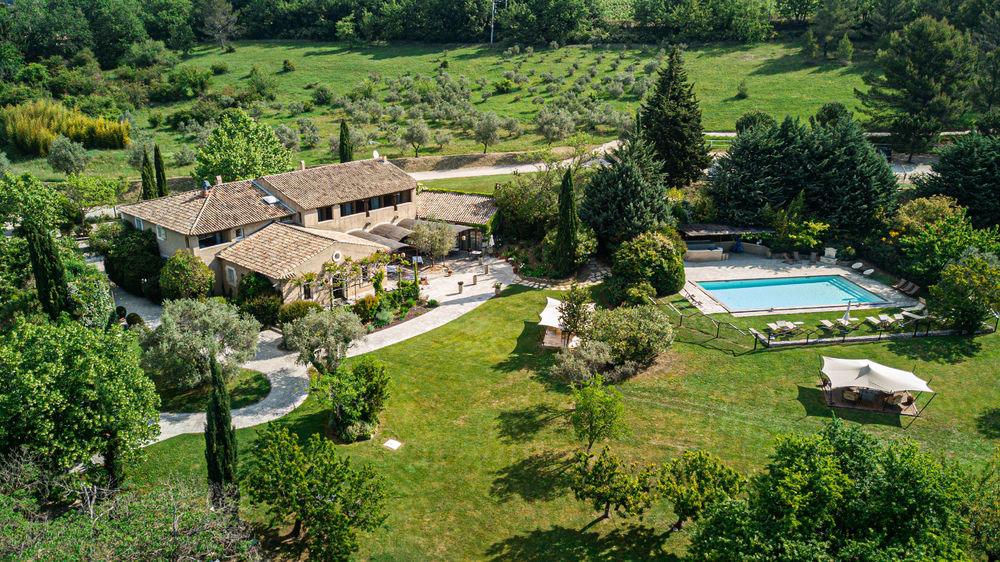 Aerial view of La Fenière at the foot of the Luberon with garden and swimming pool