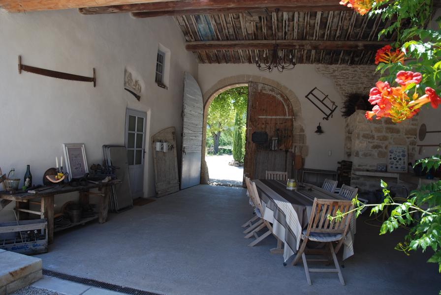 Porch of La Maison Magnarelles in Maubec Covered porch of La Maison Magnarelles with outdoor dining area