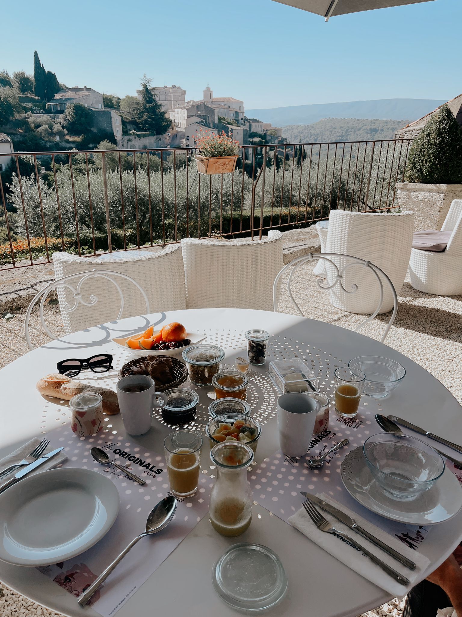 Bistro and bar at Le Mas des Romarins in Gordes Terrace of the bistro and bar at Le Mas des Romarins with views over Gordes