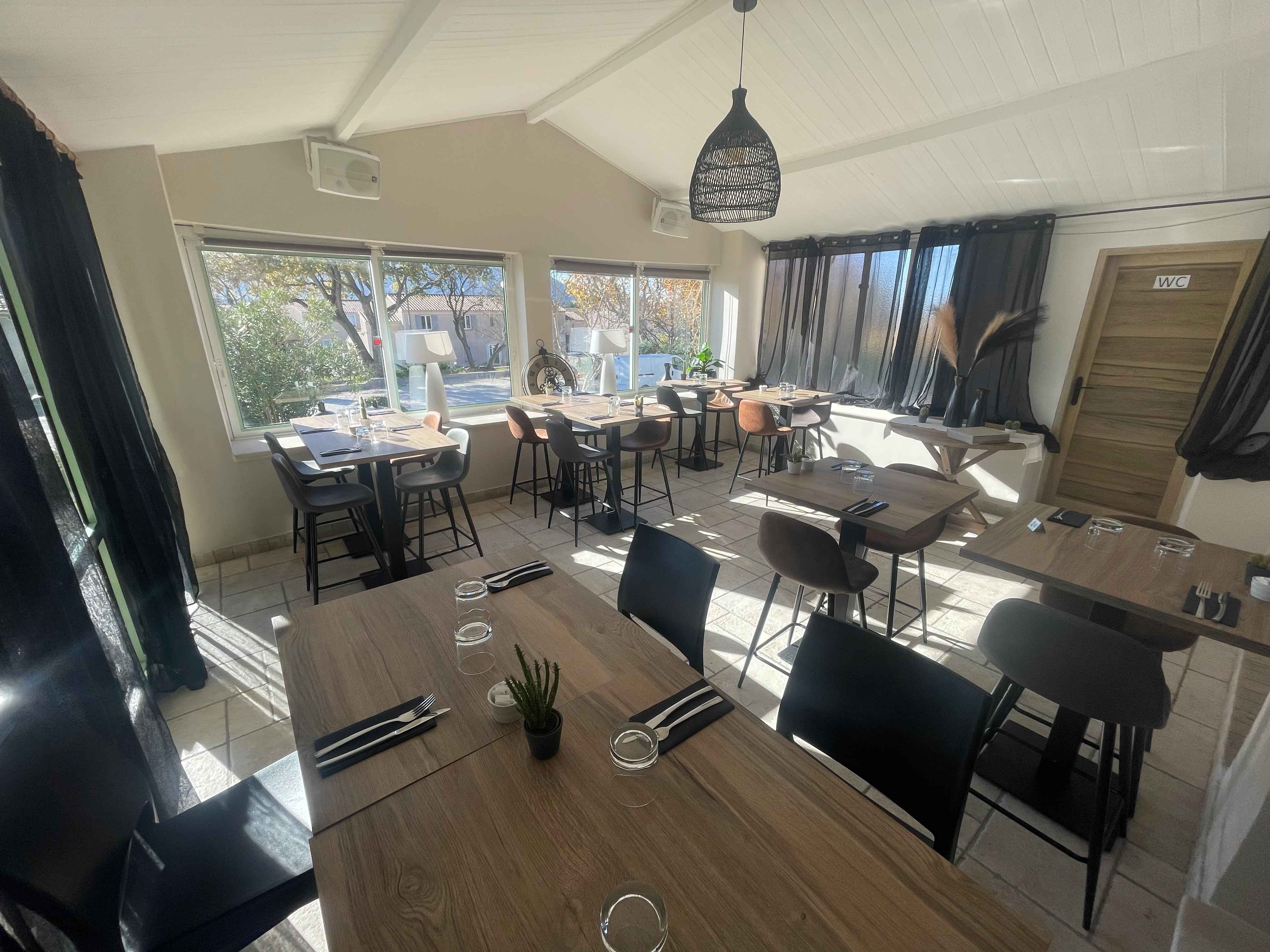 Restaurant 4.27 at Les Loges du Luberon Terrace of Restaurant 4.27 at Les Loges du Luberon facing the massif