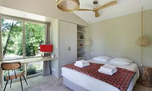 Chambre avec bureau