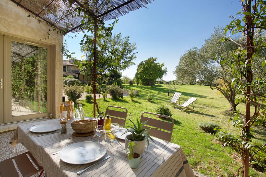 Private terrace at Gîte Senecio in Domaine Les Petites Vaines, view of the lush garden and sun loungers