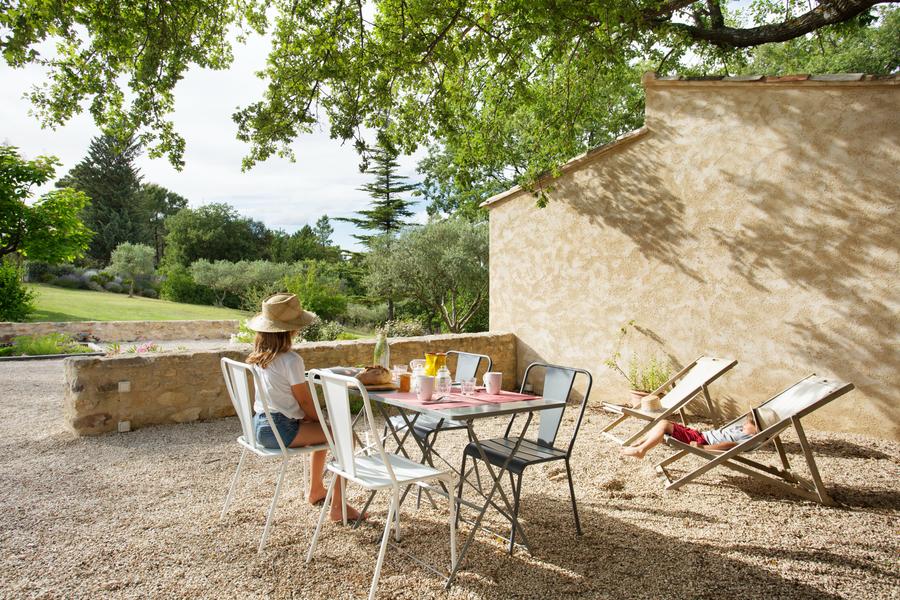 Shaded terrace at Gîte Salvia in Domaine Les Petites Vaines, perfect for outdoor dining with a garden view