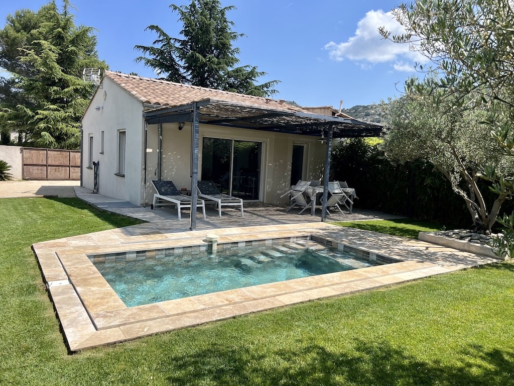 Exterior view of the villa La Restanque with pool and garden