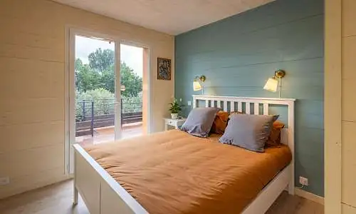 Chambre avec lit queen size gîte l'oliveraie, accés terrasse