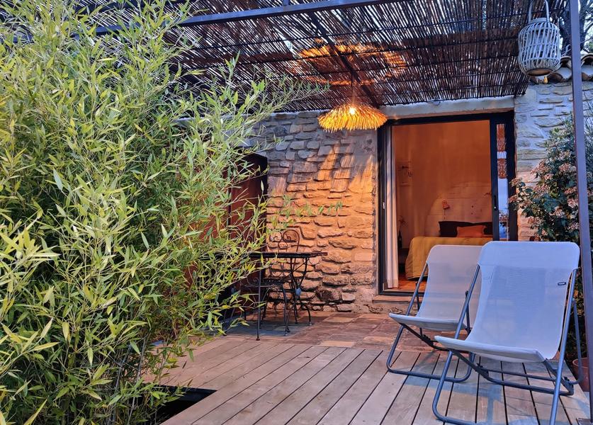 Et Puis Voilà ! - La Balade Room, a peaceful getaway in the Luberon La Balade Room - A room with a private terrace and pergola, perfect for a stay in the heart of nature.
