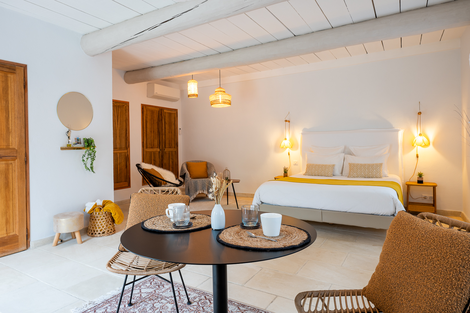 Amande Douce suite at Le Champ des Oliviers in Oppède-le-Vieux with double bed, dining area and relaxation space