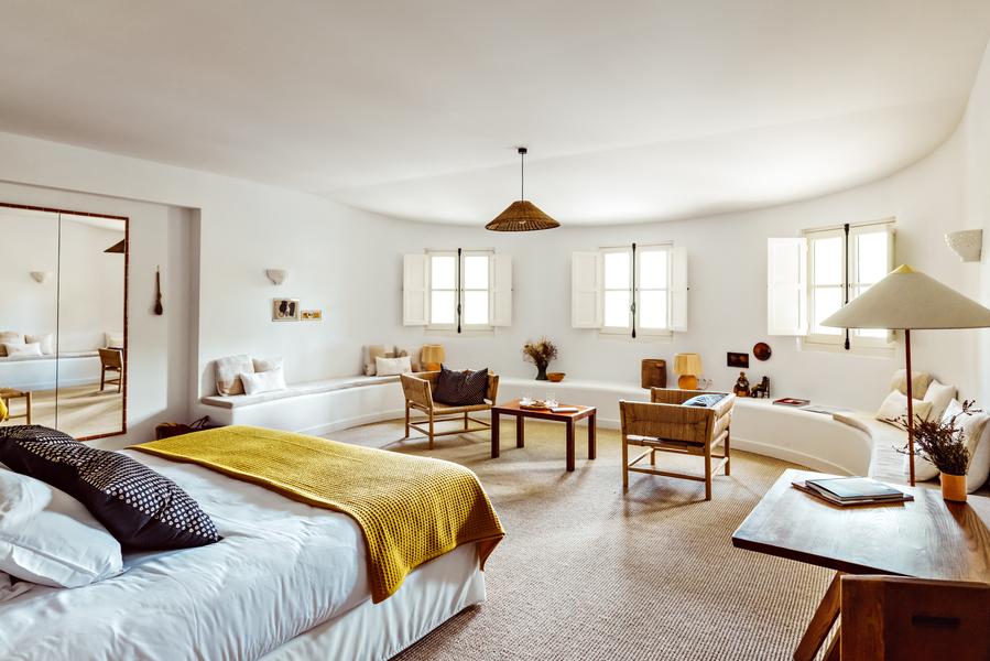 Bright suite at Le Moulin in Lourmarin with lounge area, inspired by a Provençal holiday home