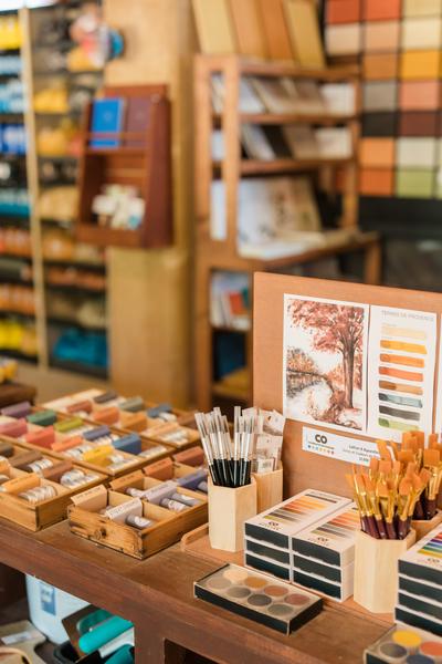 Creative workshop exploring ochre and natural pigments at Ôkhra in Roussillon