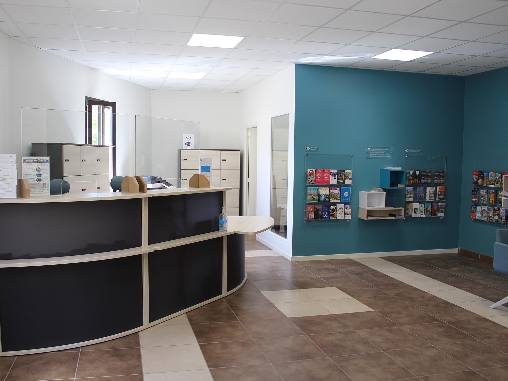 Modern and welcoming reception at the Destination Luberon Tourist Office in Lourmarin, with brochures and tourist information.