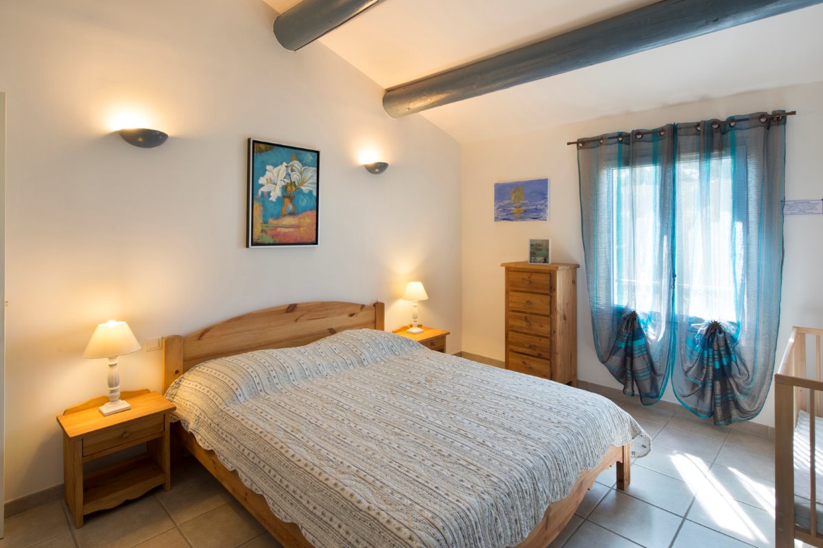 Bedroom with 160 cm double bed in private pool villa in the Luberon