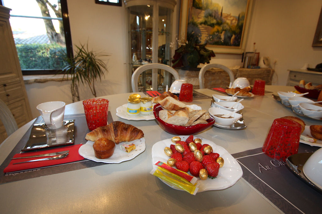 Gourmet breakfast served at the bed and breakfast Au Chant des Sorgues in Lagnes