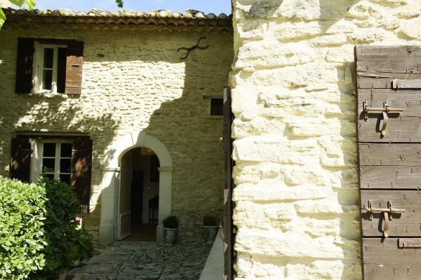 Charming stone guest house in Lagnes in the Luberon