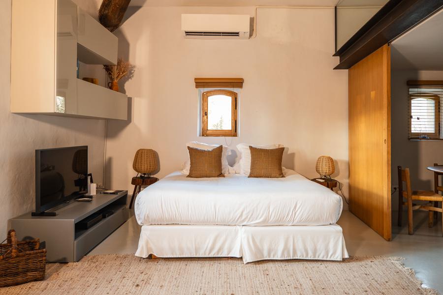Bright double room at Le Galinier with a simple and warm atmosphere